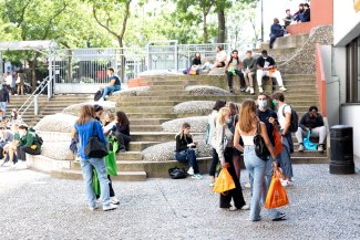 Etudiants dans la cour de Tolbiac pour la pré-rentrée 2021